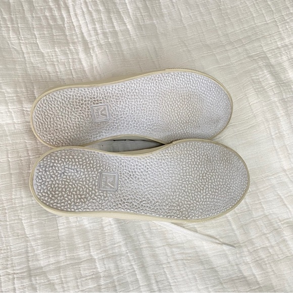 Veja Esplar low-top leather sneakers in white with black logo size 6

US6/EU37 - Picture 9 of 10